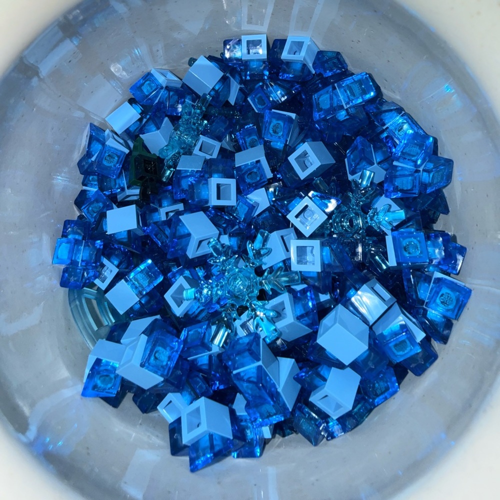 LEGO Roses - Fully Built + Bonus "Water" Pieces - Picture 4 of 7
